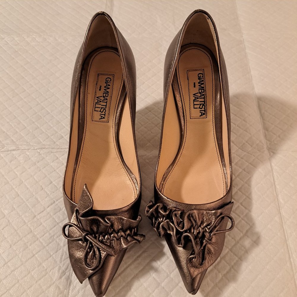 Giambattista Valli leather pumps in beautiful pewter color.